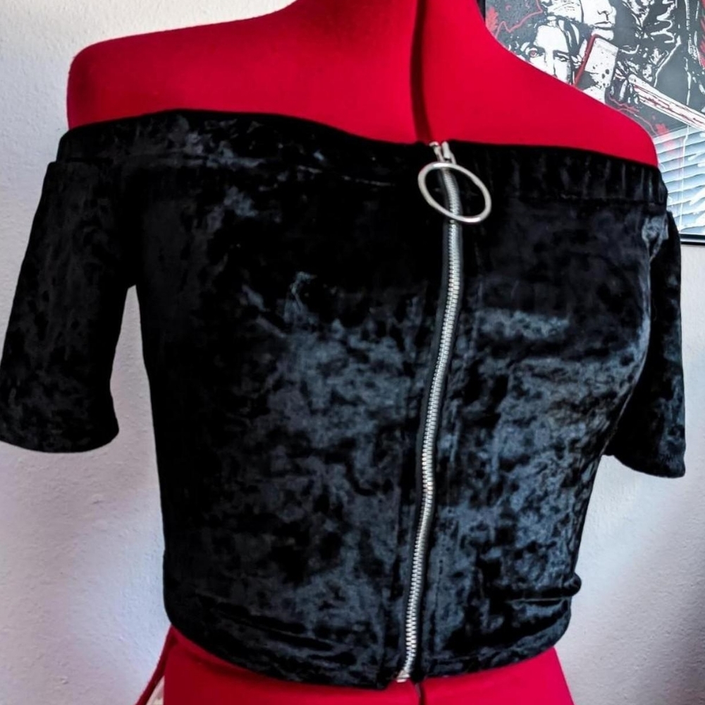 Essue black velvet zip up medium-large crop top